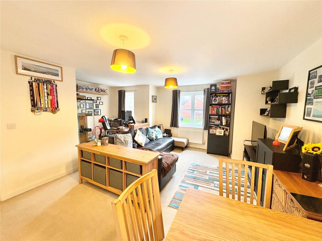 Wellington Avenue, Meon Vale, Stratford-upon-Avon, Warwickshire, CV37 photo 4