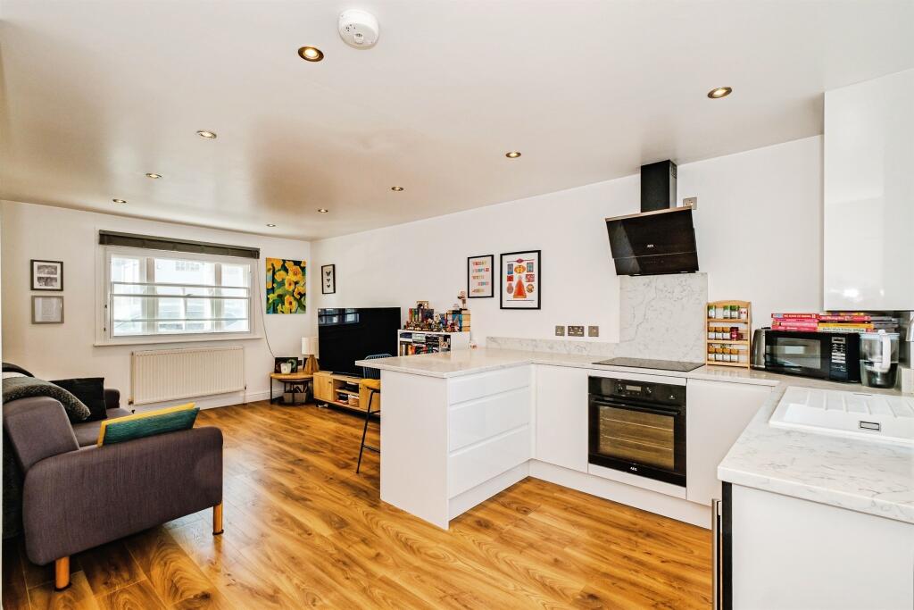 Augusta Place, Worthing photo 4