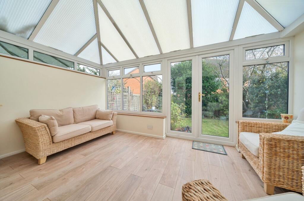 Summerfield Drive, Wootton, Bedford photo 3