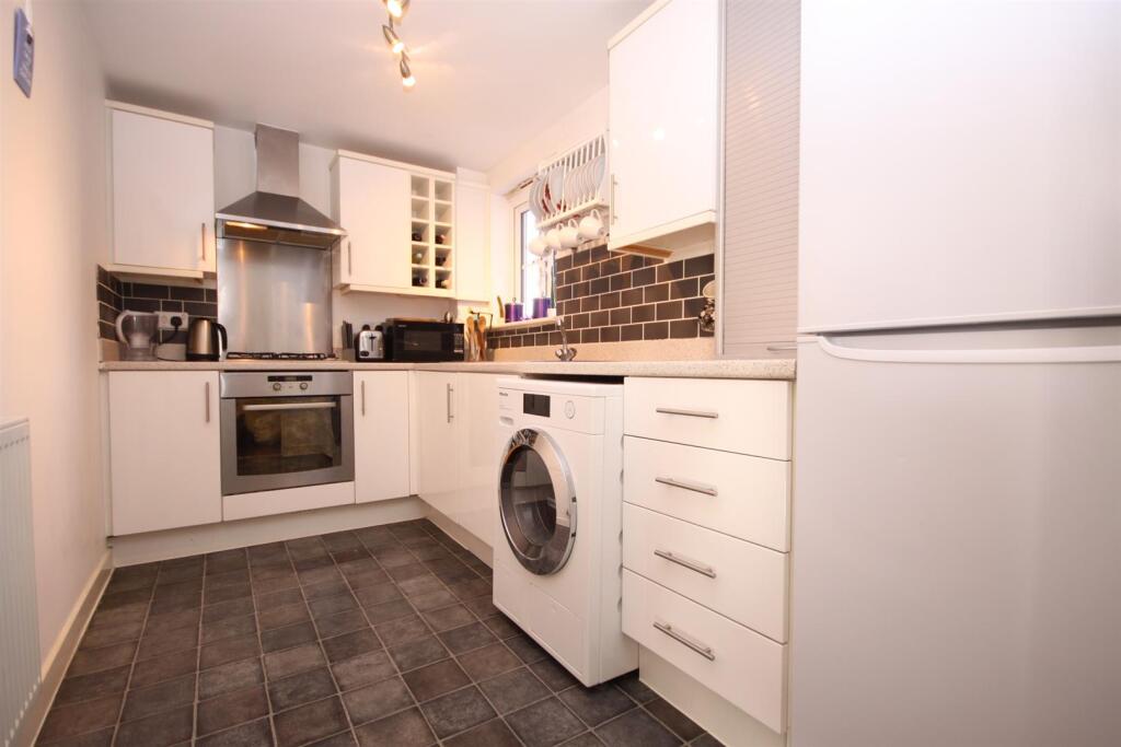 Park Cottage Drive, Titchfield Park photo 2