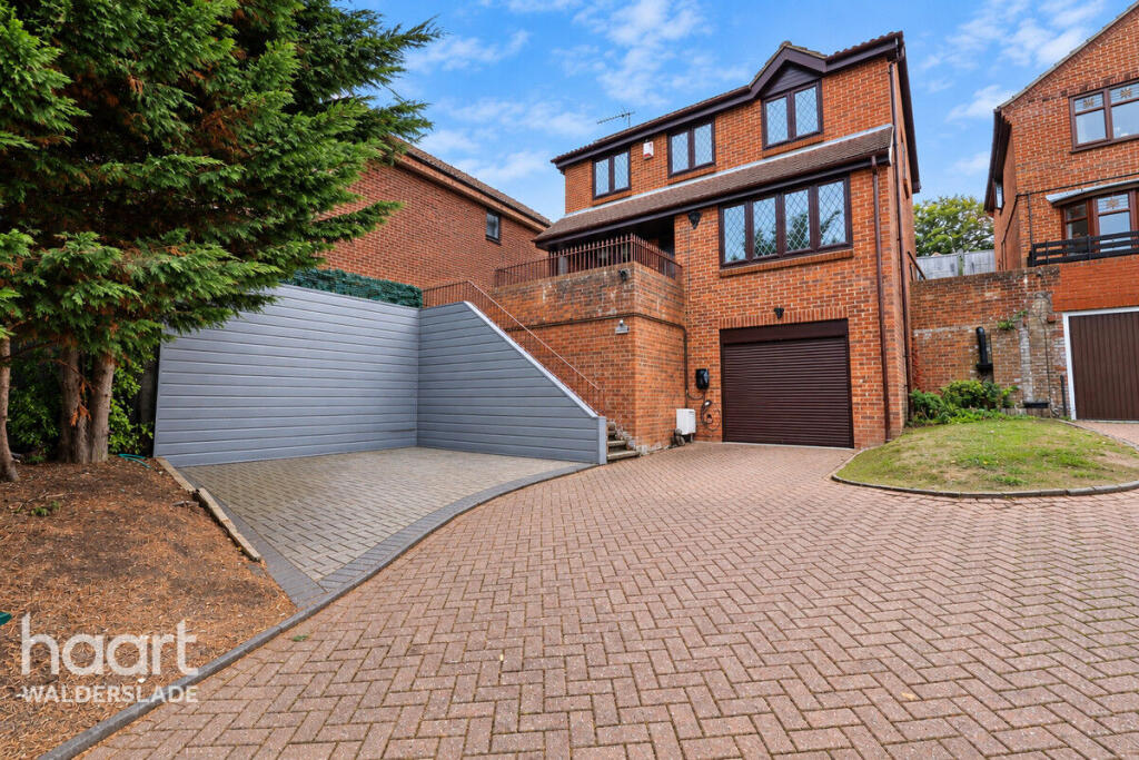 3-bed detached on Hampton Close, Chatham, £450,000