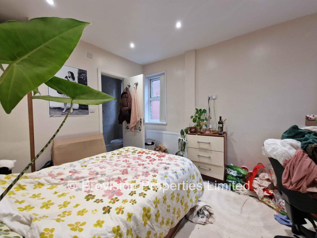 8 bedroom semi-detached house for rent