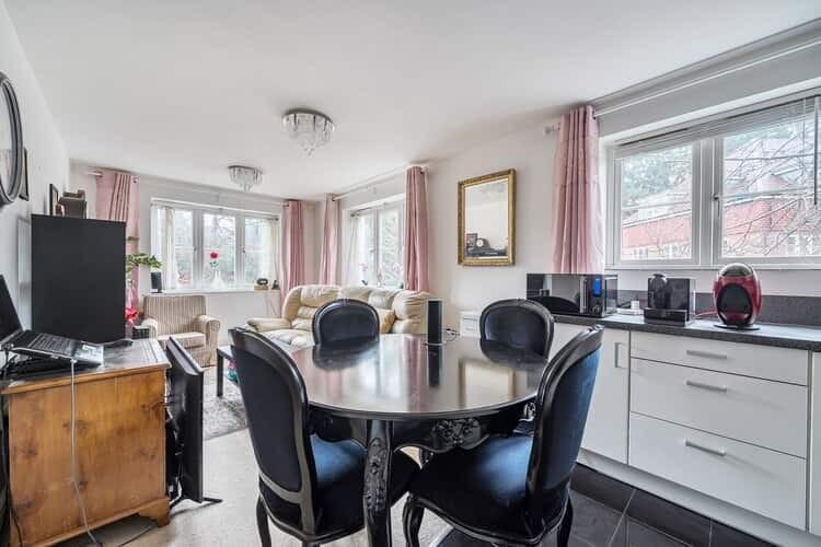 Apartment in Slough, Gerrards Cross - View 4