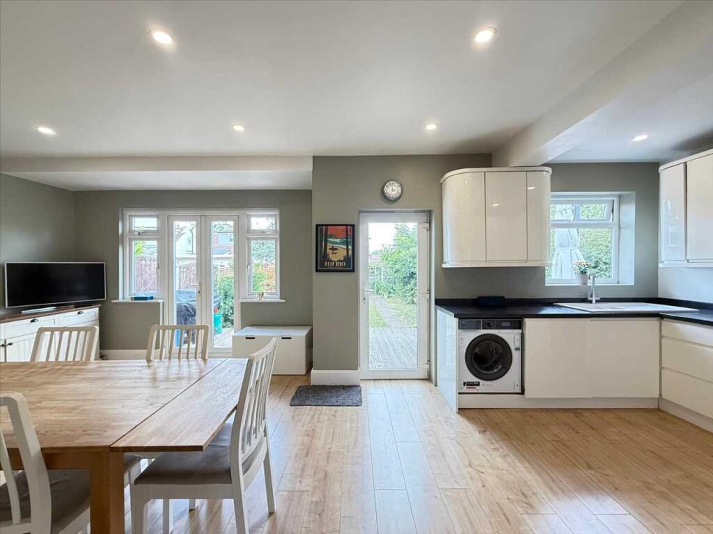 Grasmead Avenue * WEST Facing Garden * photo 4