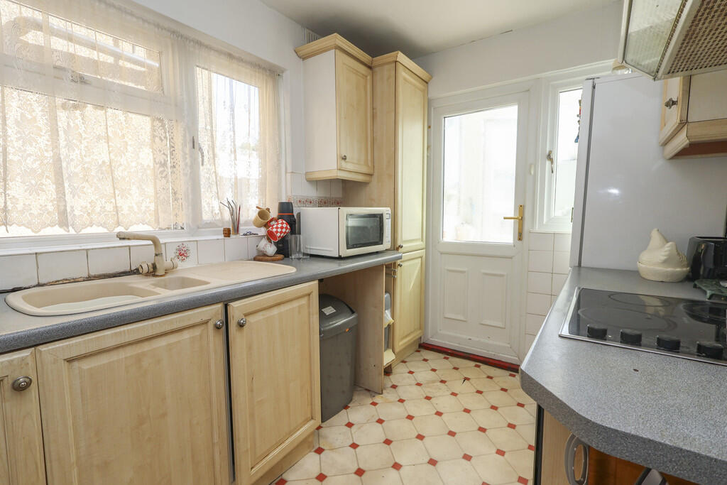 House in London, Tolworth - View 5