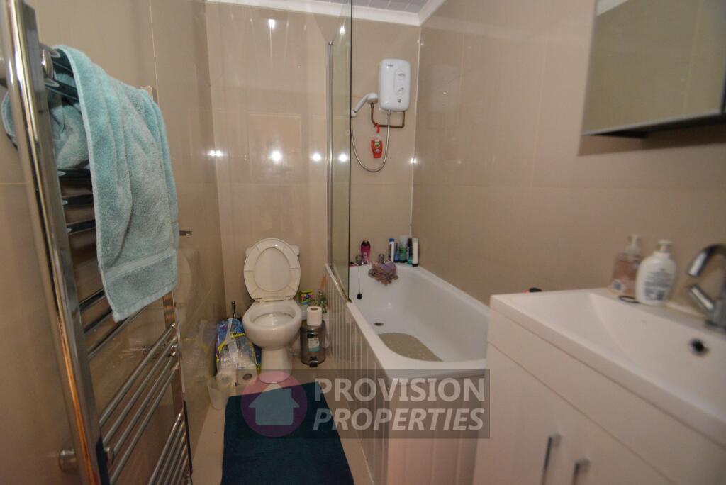 5 bedroom end of terrace house for rent