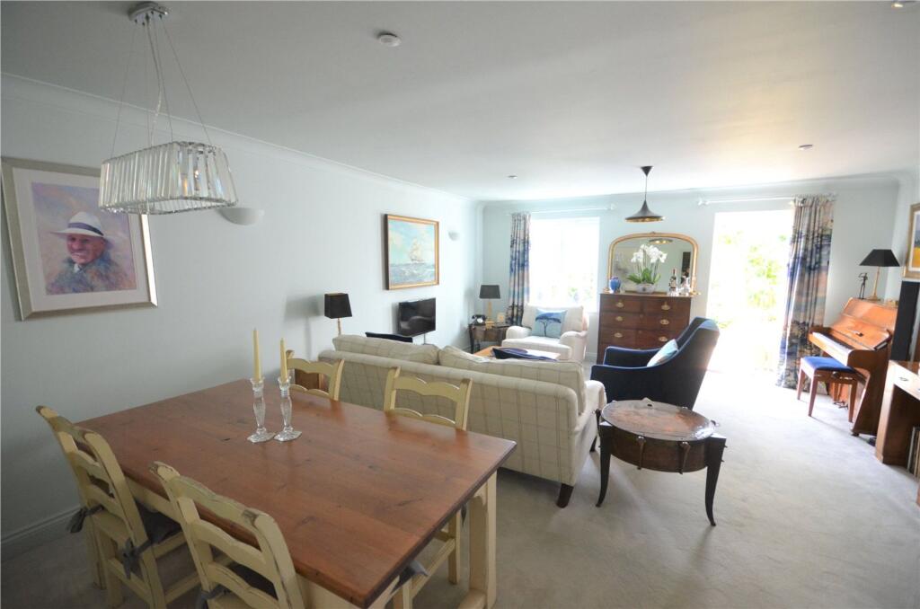 Kingham Place, Farnham, GU9 photo 2