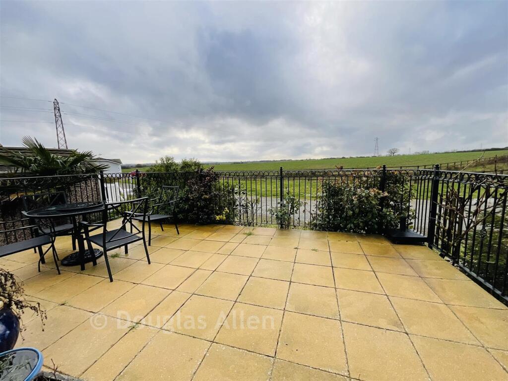 Palm Court, Battlesbridge, Wickford, Essex photo 2