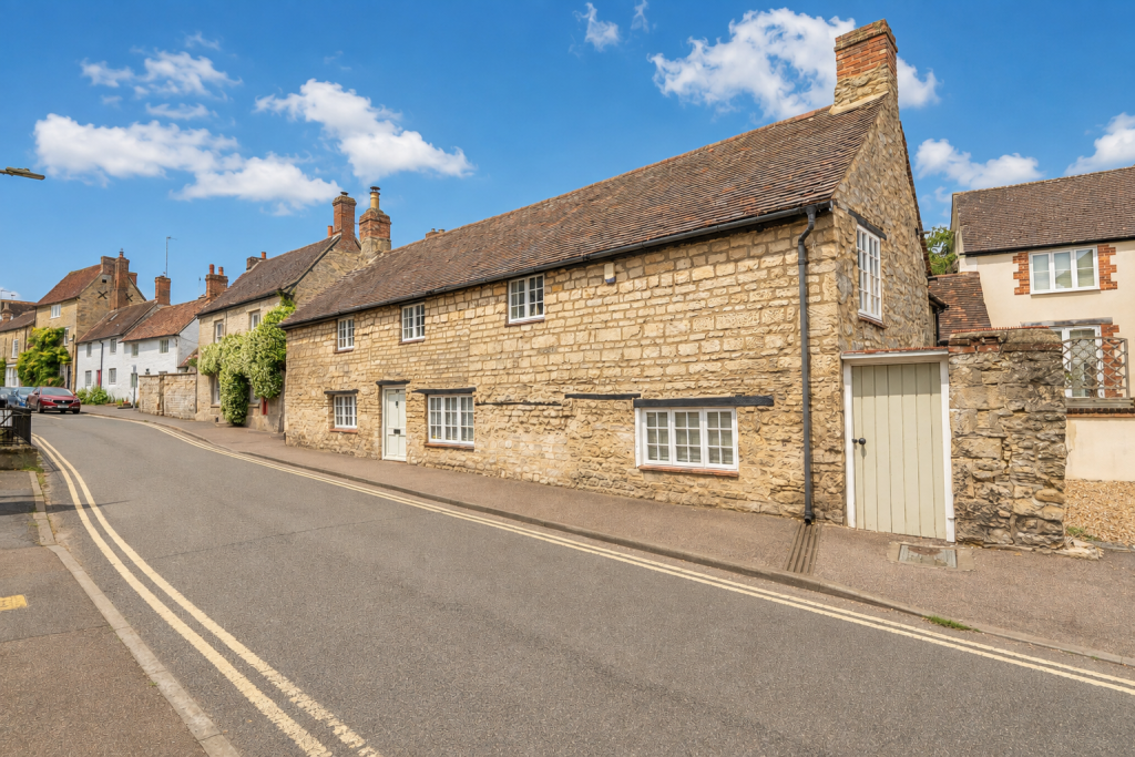 Main image of property: High Street, Oxford, OX33