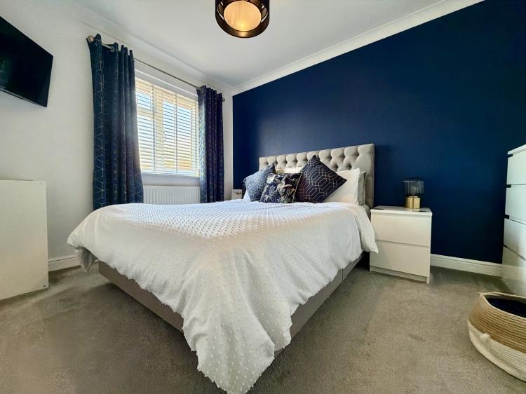 Lakeside Road, Ipswich - More
