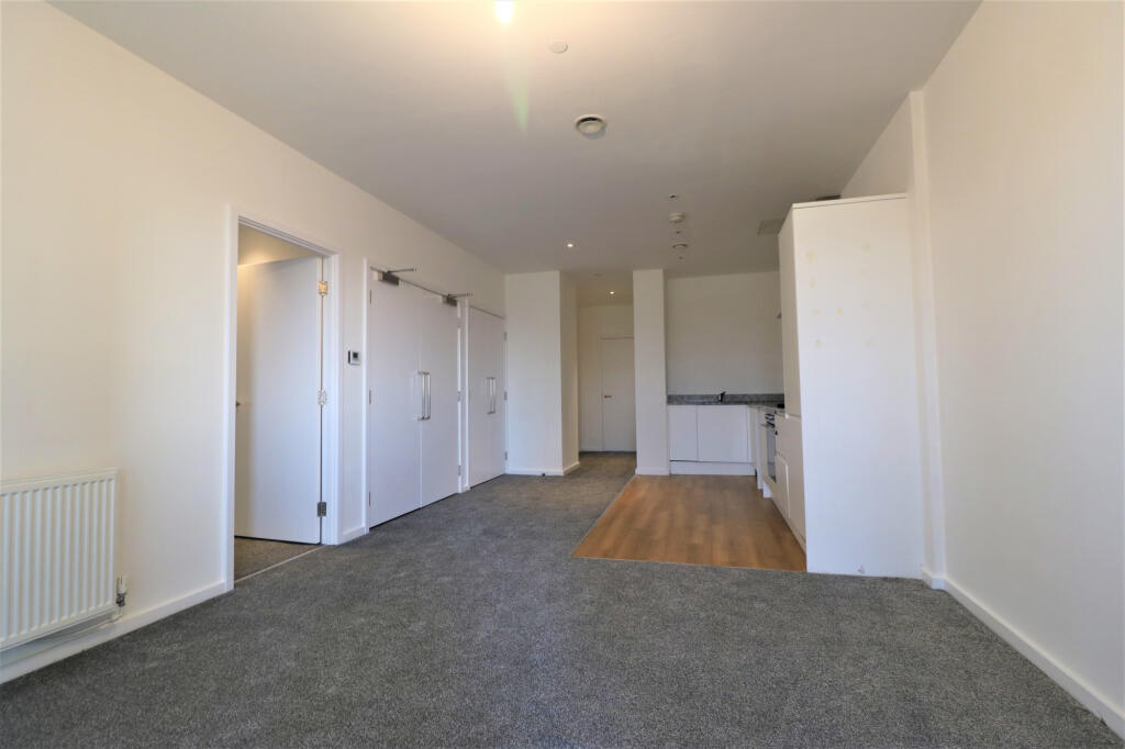 Apartment in London, Newbury Park - View 4