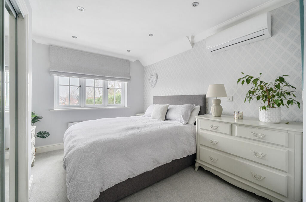 House in Berkshire, Warfield - More