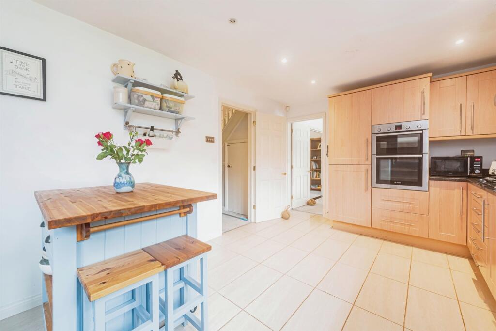 House in Basingstoke and Deane, Basingstoke - More