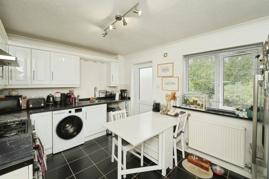 Kendrick Close, Westbury photo 4