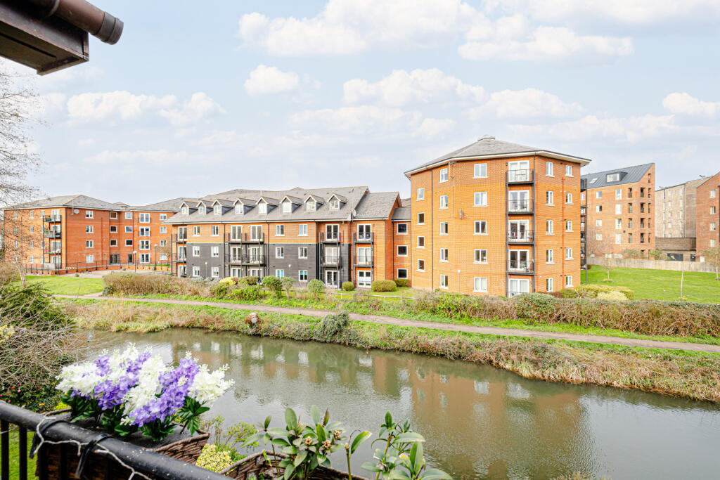 2-bed flat on Stort Road, Bishop's Stortford, Hertfordshire, CM23, £290,000