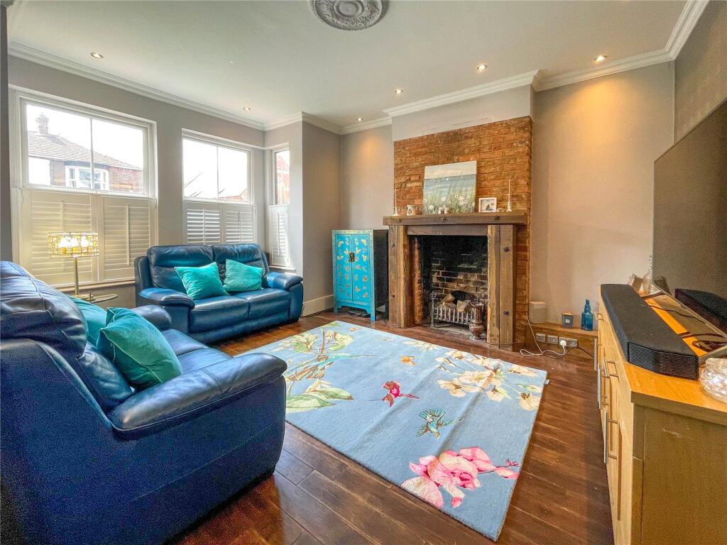 5-bed semi-detached on High Street North, Dunstable, Beds, LU6, £525,000