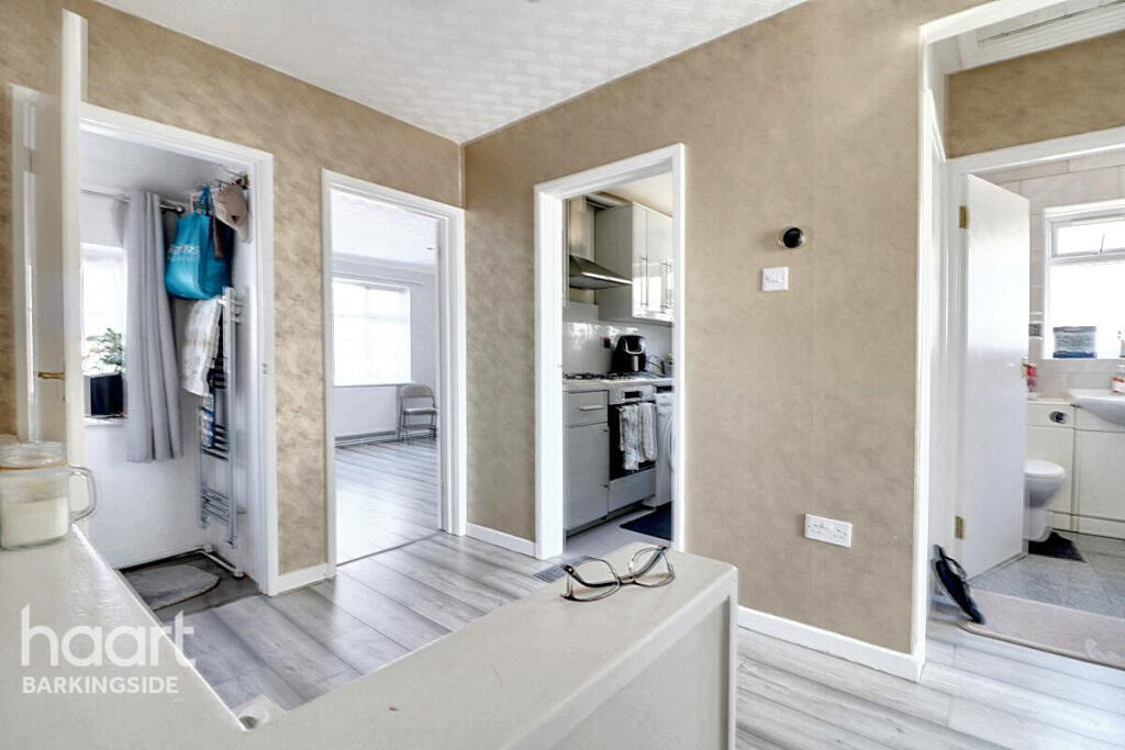 Apartment in London, Newbury Park - View 3
