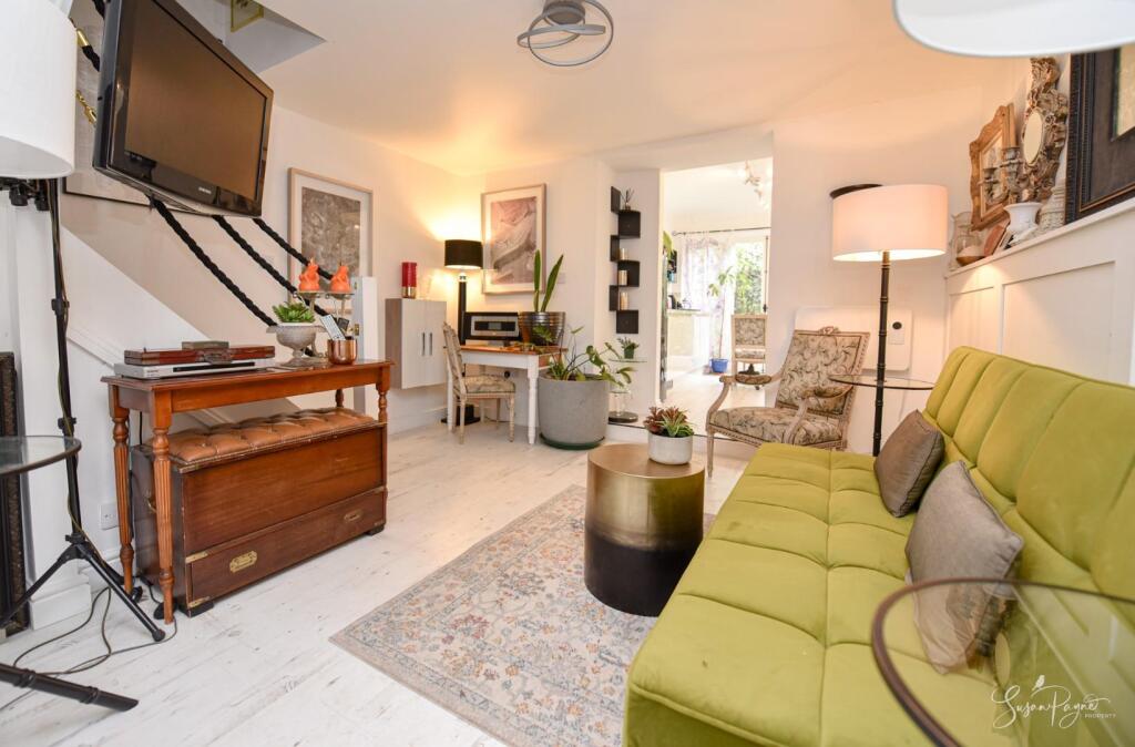 *CHAIN FREE + PARKING* Park Road, Ryde photo 4