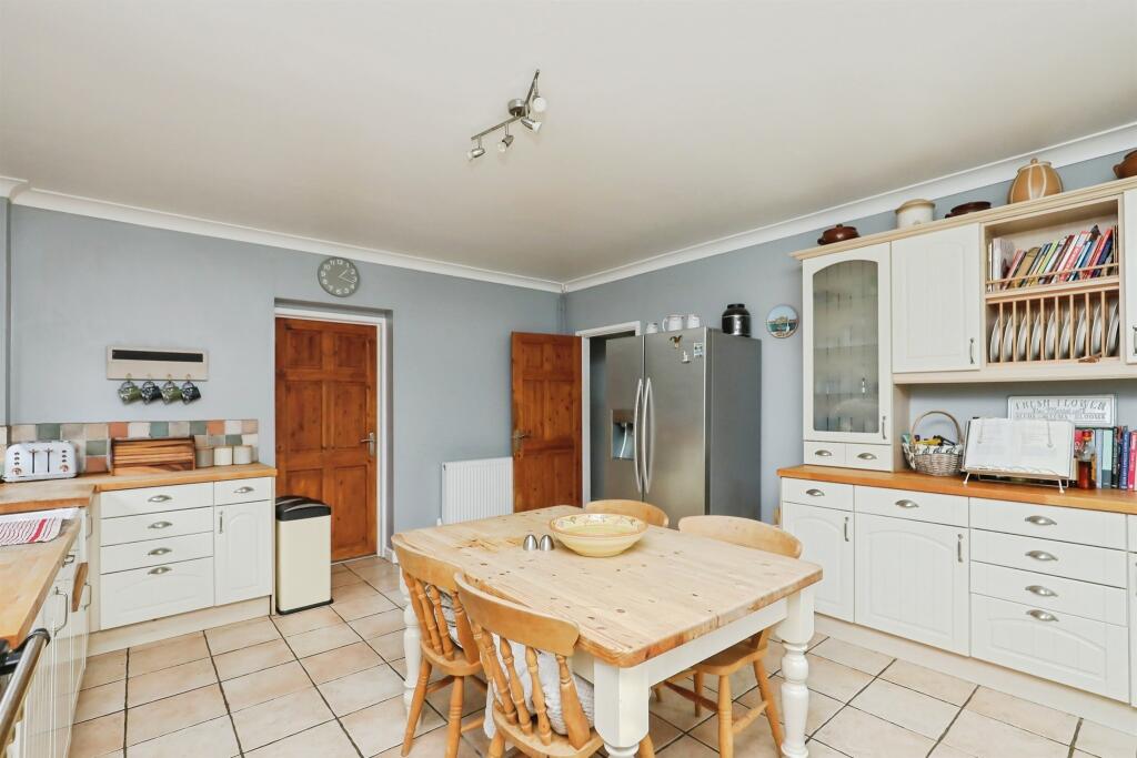 Buckenham Road, Strumpshaw, Norwich photo 4