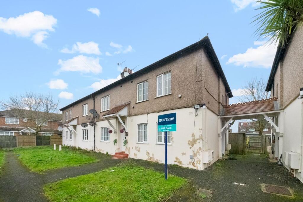 3-bed flat on Willow Tree Lane, Hayes, UB4 9BL, £375,000