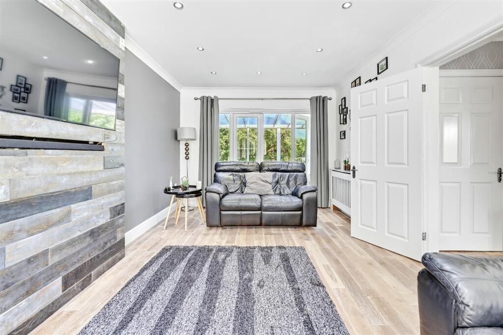 House in Southend-on-Sea - More
