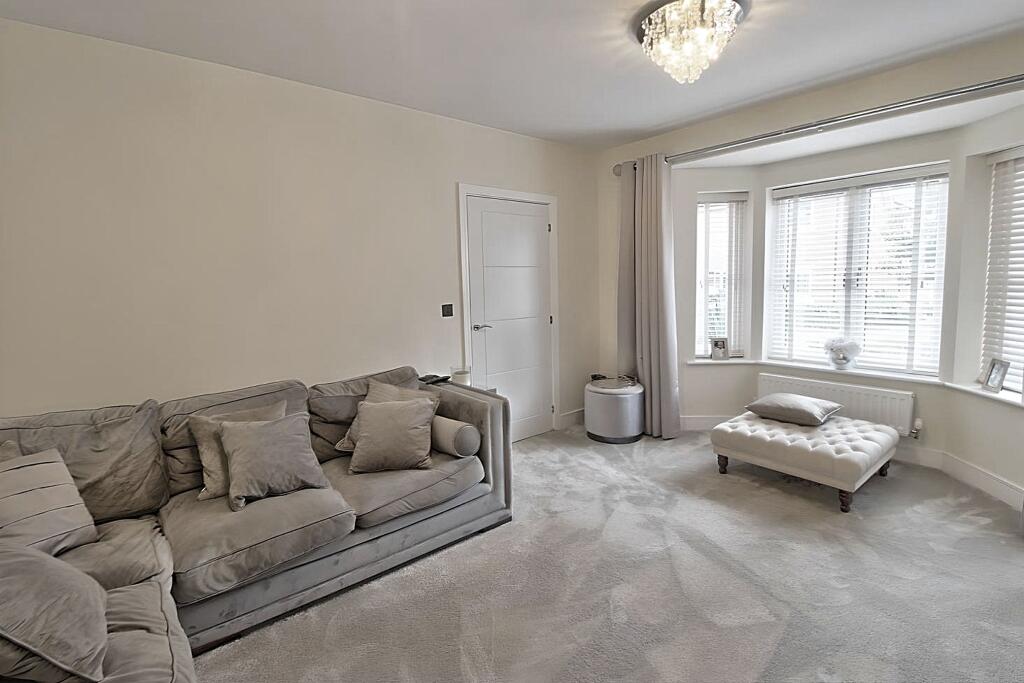 House in East Hertfordshire, Terlings Park, Gilston - More