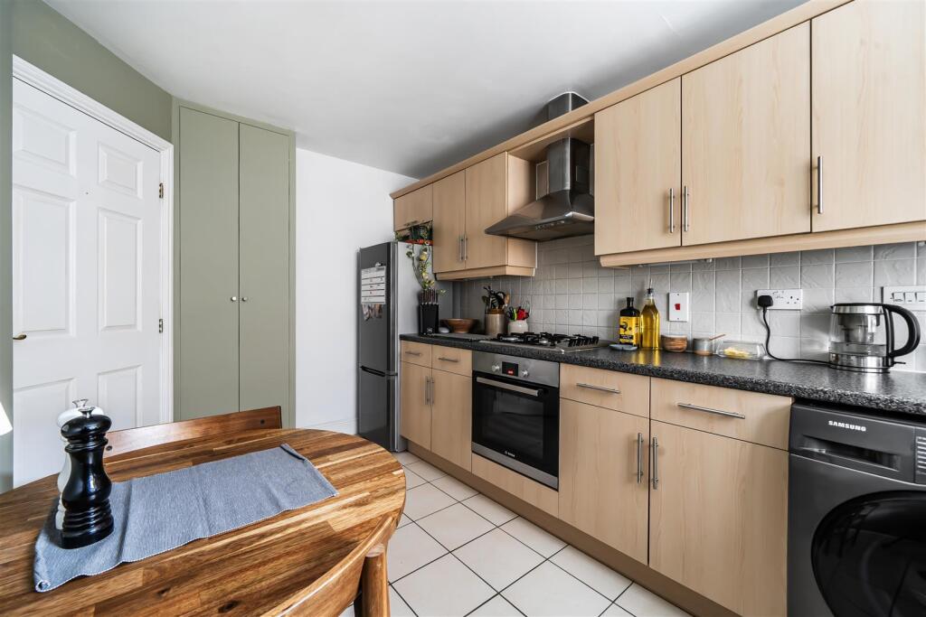 Apartment in Slough - View 5