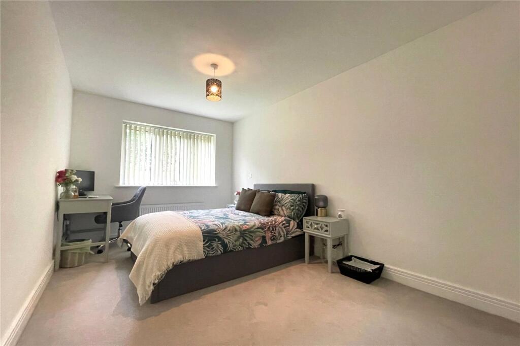 Apartment in Surrey Heath, Surrey - View 4