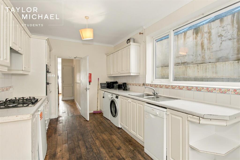 6 bedroom terraced house for rent