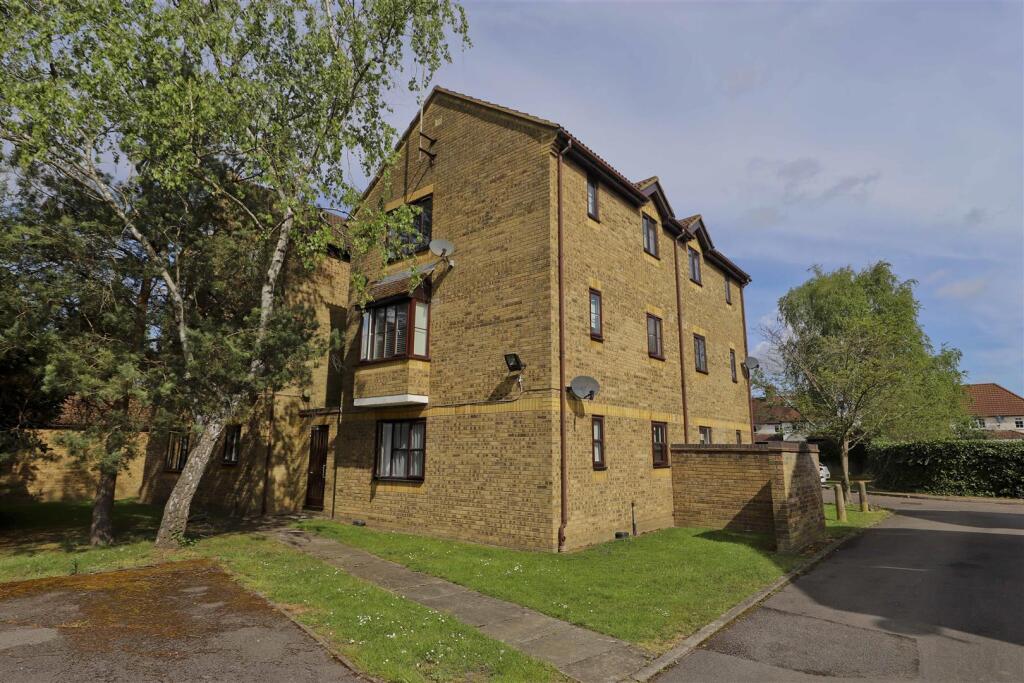 Studio flat on Jasmin Close, Northwood, £200,000