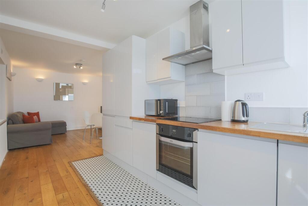 Apartment in Windsor, Clewer Green - View 2