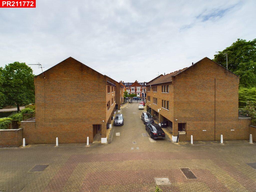 Main image of property: Fulham – 2 Bedrooms Flat