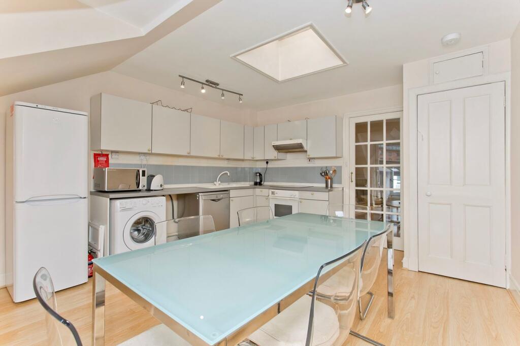 Apartment in Edinburgh, Tollcross - View 5