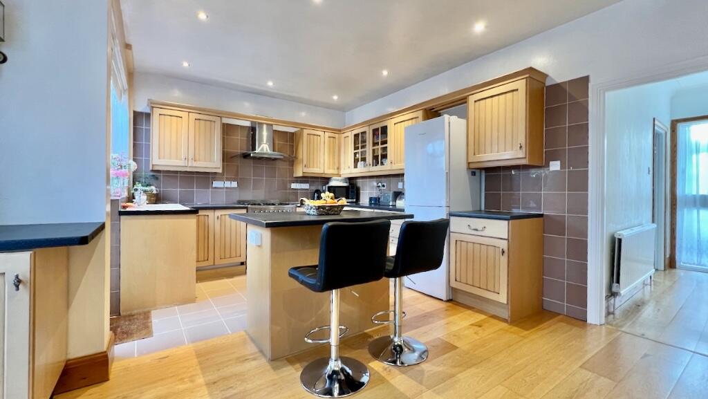 Whitehall Gardens, Chingford, E4 photo 2