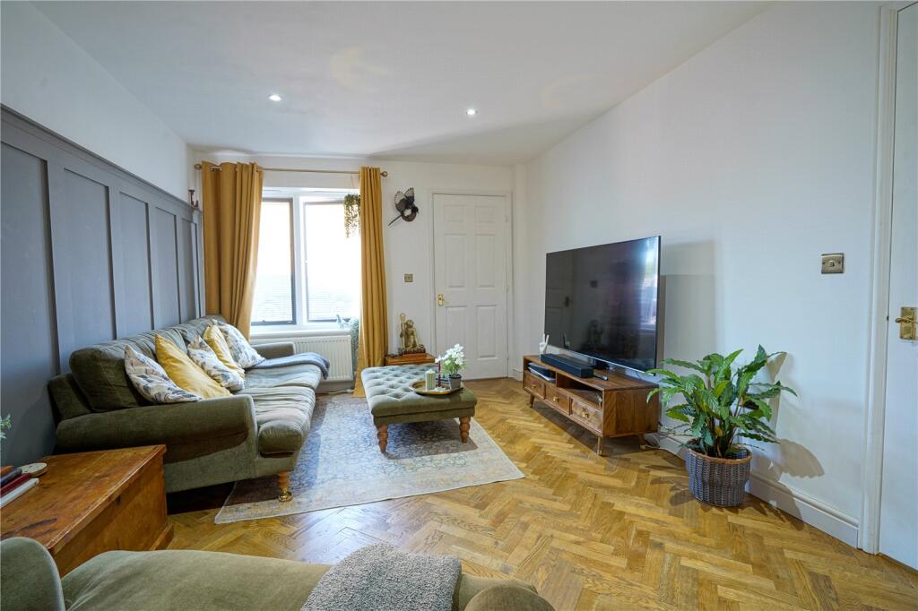 House in Rotherham, Dalton - More
