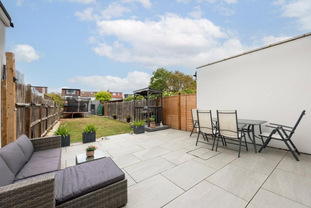 House in Sutton - View 5