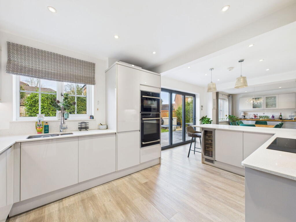 Park Farm Close, Horsham image 3