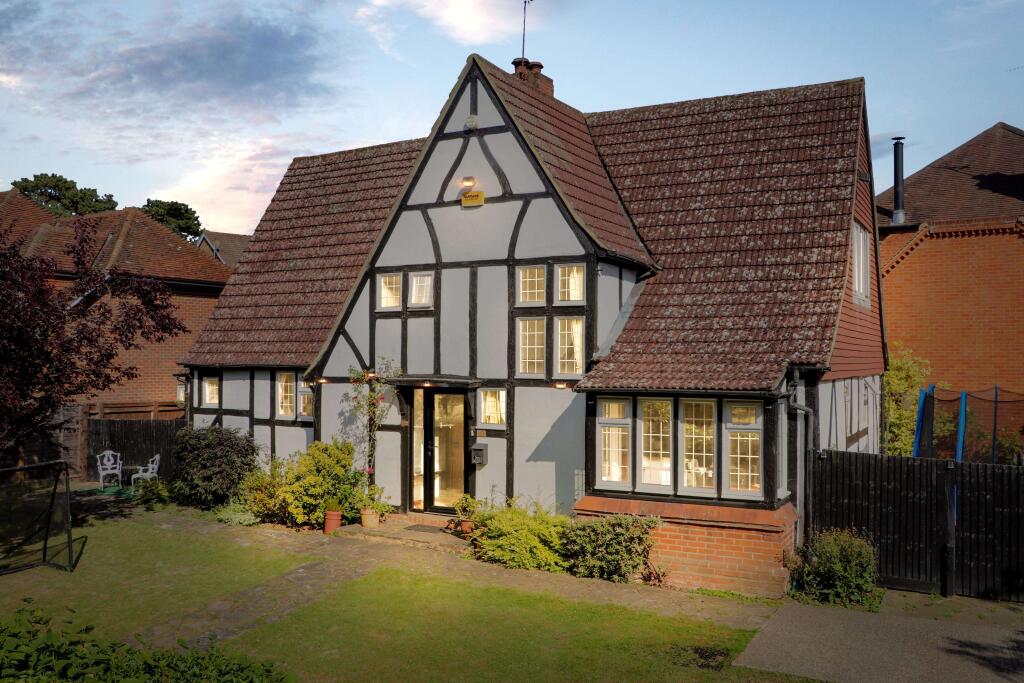 Main image of property: 118, London Road, Guildford GU1 1TN