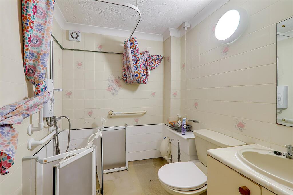 Apartment in Worthing, West Sussex - More