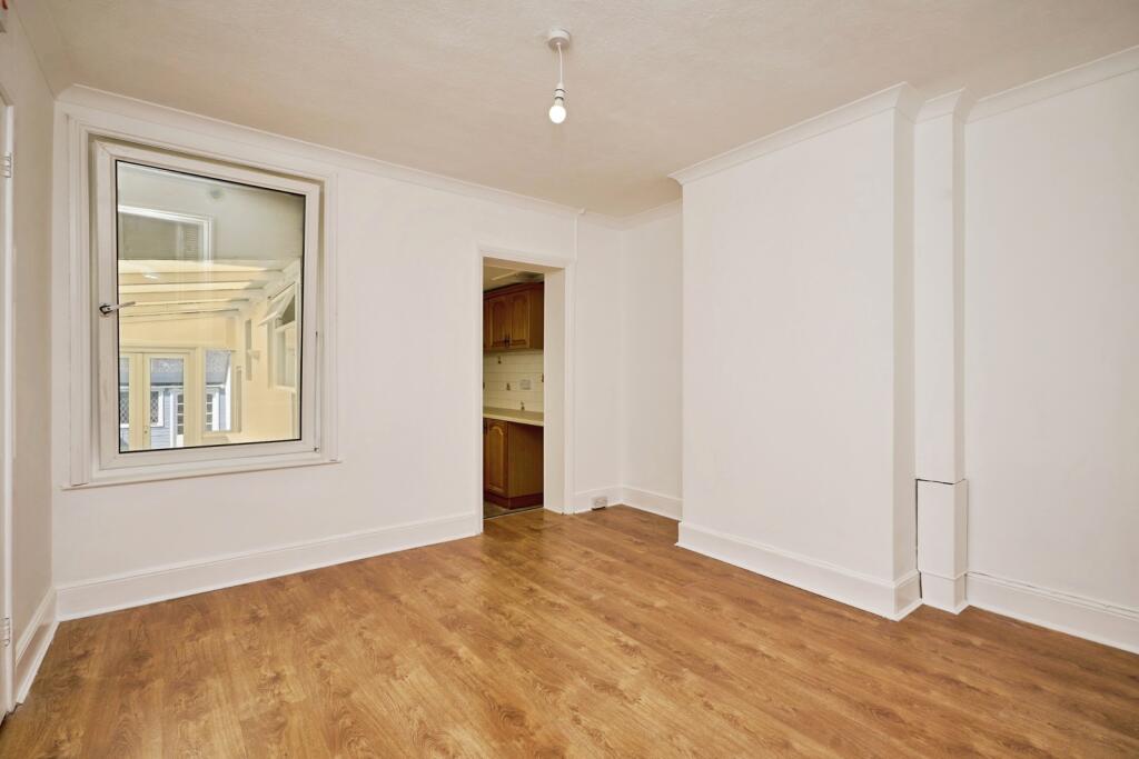 Adelaide Grove, East Cowes, Isle of Wight, PO32 photo 3