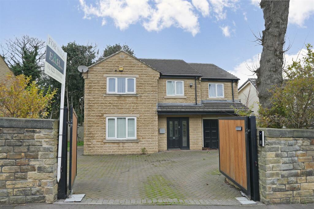 4-bed detached on Kelvin Road, Elland, £500,000