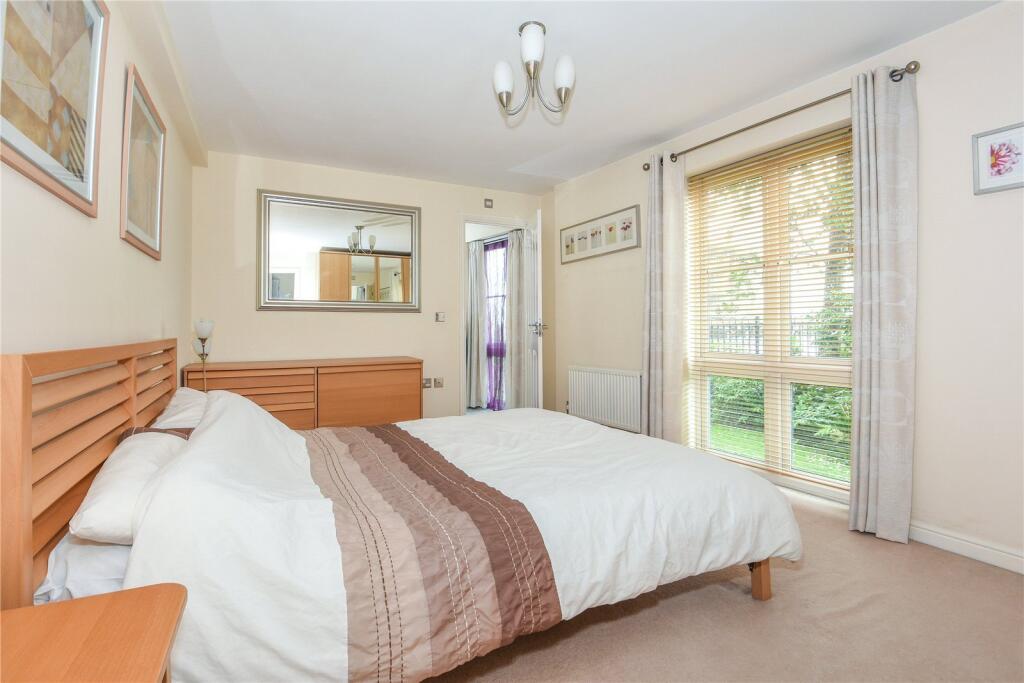 Apartment in Windsor - View 5
