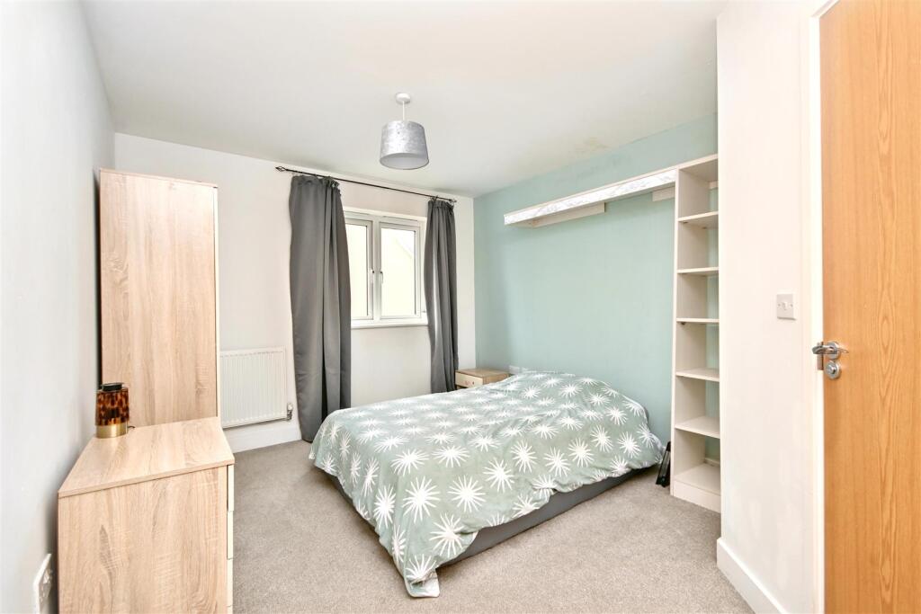Kensington Way, Polegate photo 5