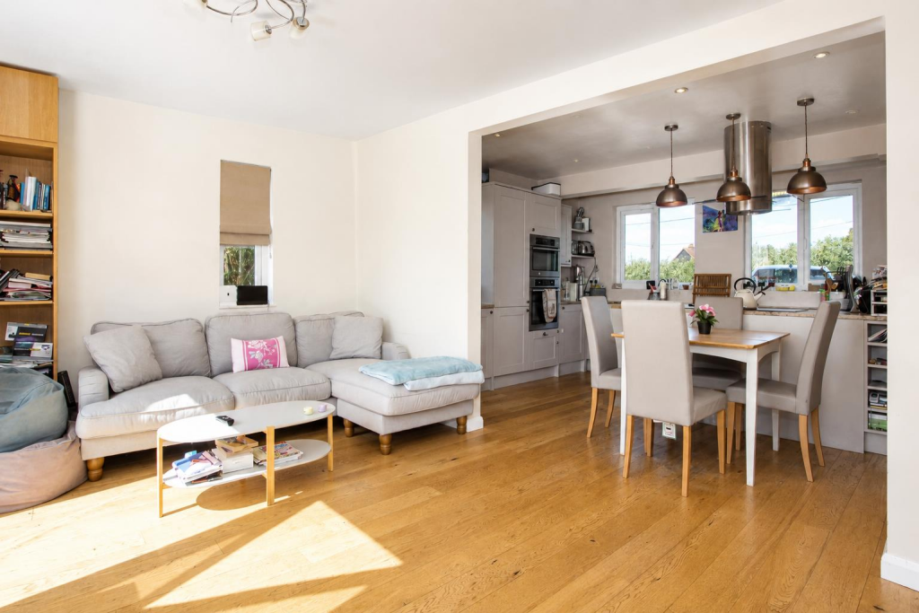 House in Sutton - More