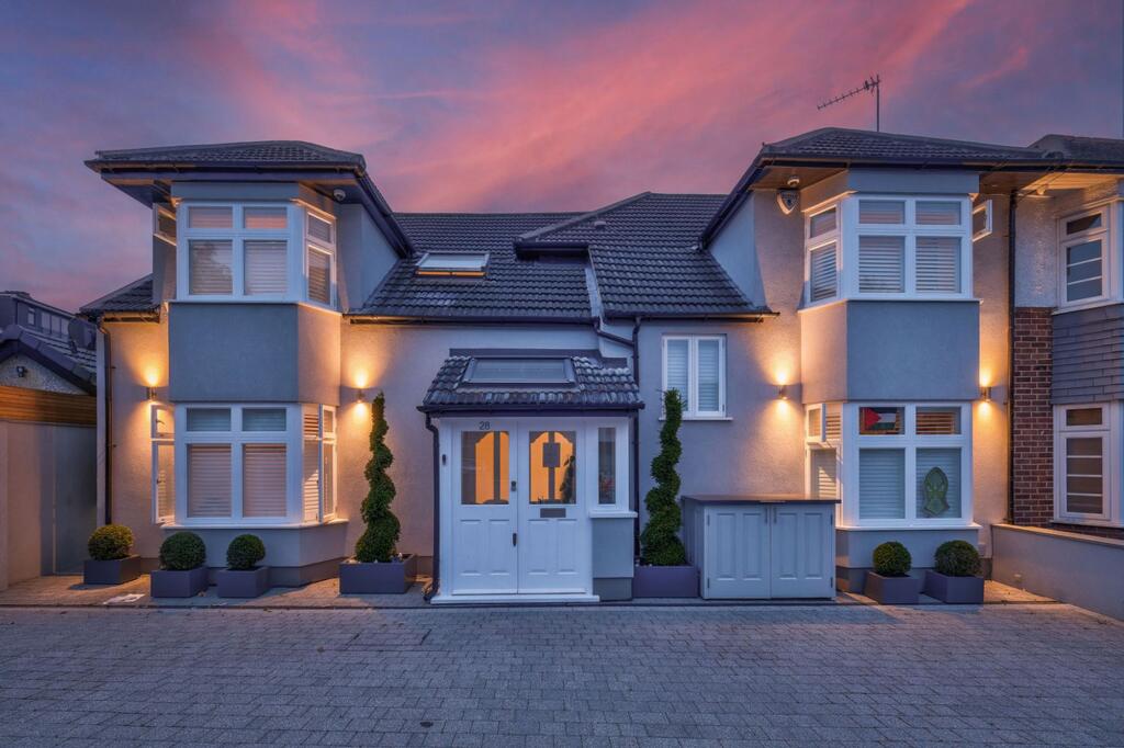 House in Ilford, Clayhall - View 2