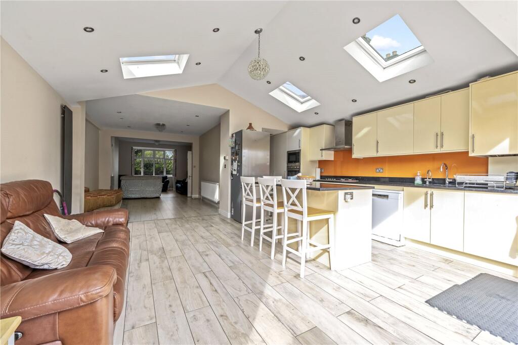 House in London, Hampton - View 4
