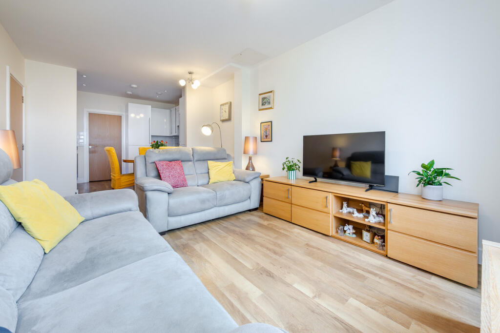 Apartment in Woking, Surrey - View 2