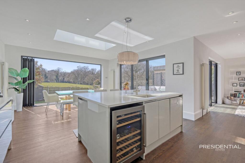 House in London, Hale End - View 2