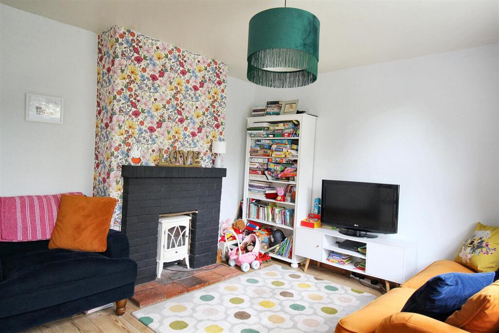 8 BRADFIELD ROAD photo 2