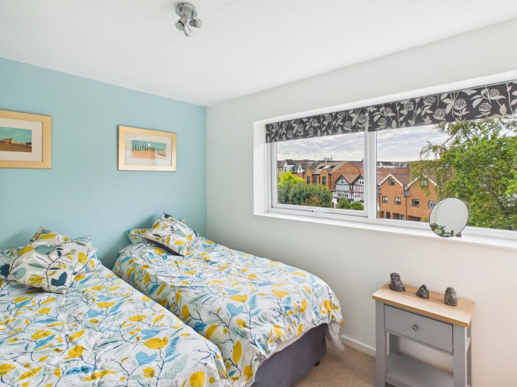 Apartment in Slough - View 5